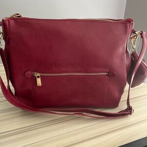NWOT Elegant Burgundy adjustable shoulder strap roomy bag never used
